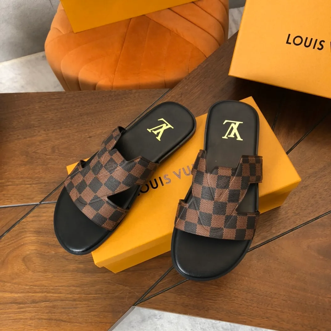 Factory price: 270💰LV counters are selling new brand luxury men's slippers, casual, loose and comfortable. The must-have model in the picture above [Happy][Happy], multiple colors available Size: 38-44, customized 45